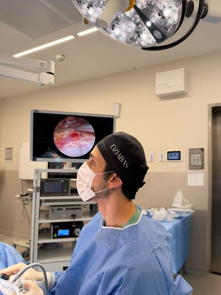 Dr. Daniel Dziabas realizando o Ponytail Lift Endoscópico com vídeo-endoscopia